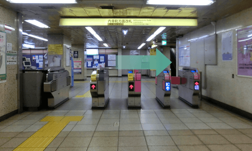 内幸町方面改札を出て右折します