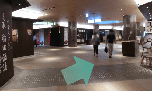 突き当たりを右折します（C4出口の案内がございますが、地上に出ずそのままお進みください