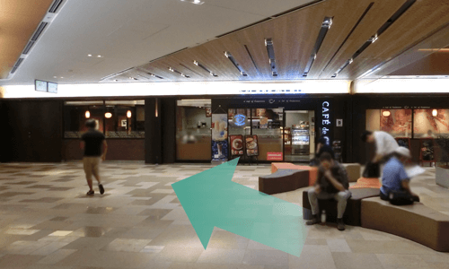 カフェ・ド・クリエの手前を左折します