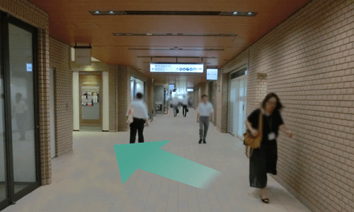 直進し、ひとつ目の角を左折します